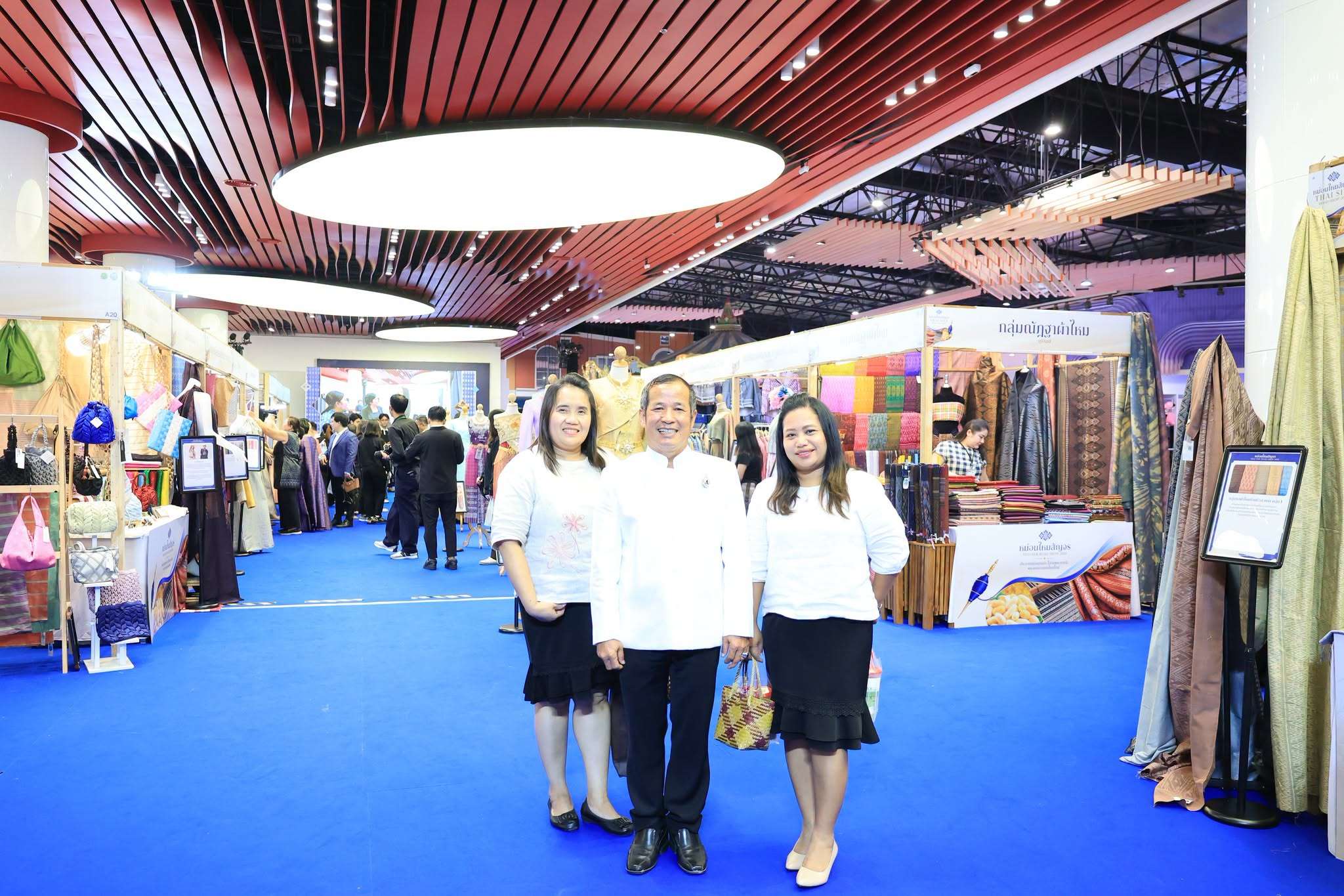 title - ส.ป.ก. ร่วมเป็นเกียรติในพิธีเปิดงานโครงการประชาสัมพันธ์และส่งเสริมการจำหน่ายผ้าไหมและผลิตภัณฑ์หม่อนไหมสัญจร ณ กรุงเทพมหานครและจังหวัดนนทบุรี ครั้งที่ 2